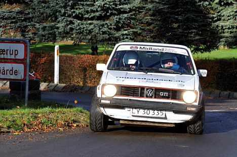 Stabil, hurtig og med overblik: Det er Troels Lund i den historiske VW Golf GTI, der vandt klassesejr.